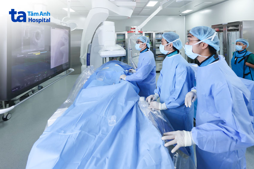 Bác sĩ tiến hành nong nhánh động mạch liên thất trước cho bệnh nhân