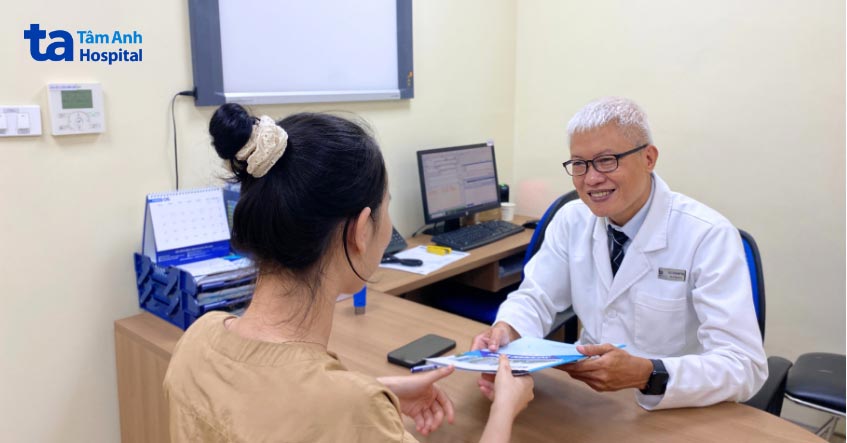 bác sĩ trông trả kết quả cho người bệnh