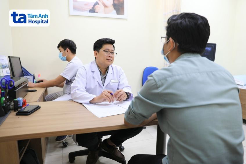 bác sĩ tư vấn quá trình hiến tinh trùng cho khách hàng