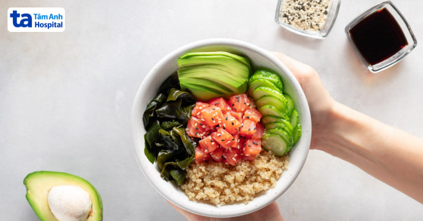 Bơ có thể kết hợp với các thực phẩm khác như cơm, cá hồi, rau xanh… để có một bữa ăn đa dạng, đầy đủ dinh dưỡng