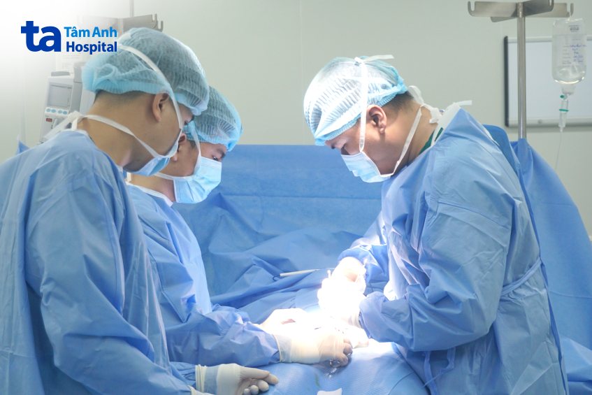 bs đoàn ngọc thiện đang phẫu thuật