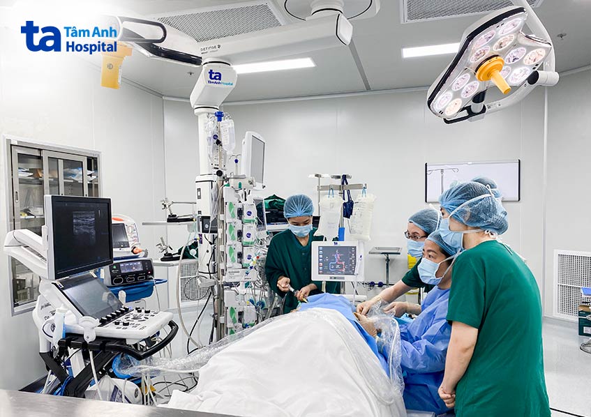 Bác sĩ Hồ Thị Xuân Nga (áo xanh da trời) gây tê mặt phẳng cơ dựng sống ESP cho người bệnh mổ tim hở