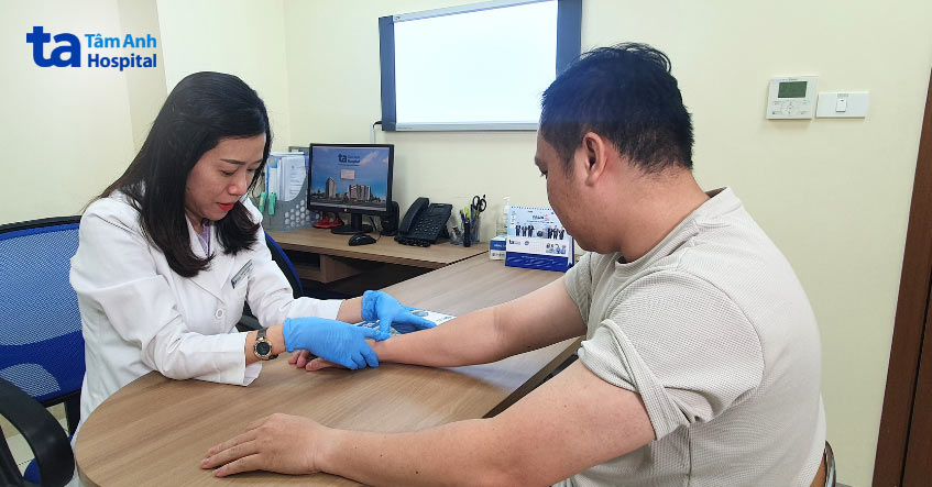 bs kim dung thăm khám cho người bệnh