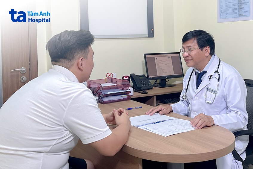 TS.BS Lâm Văn Hoàng đang giải thích cho bệnh nhân béo phì