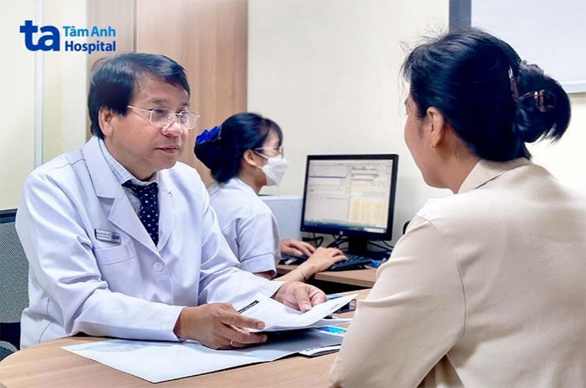 Tiến sĩ bác sĩ Lâm Văn Hoàng đang giải thích tình trạng mỡ nội tạng và nguy cơ bị tiểu đường nếu chị Thảo không giảm cân an toàn