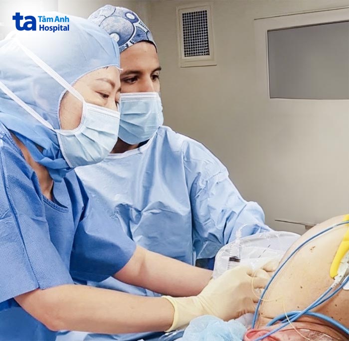 Bác sĩ Nga hướng dẫn bác sĩ gây mê của Bệnh viện George Pompidou (Paris, Pháp) gây tê ESP trên bệnh nhân mổ tim vào tháng 7/2022