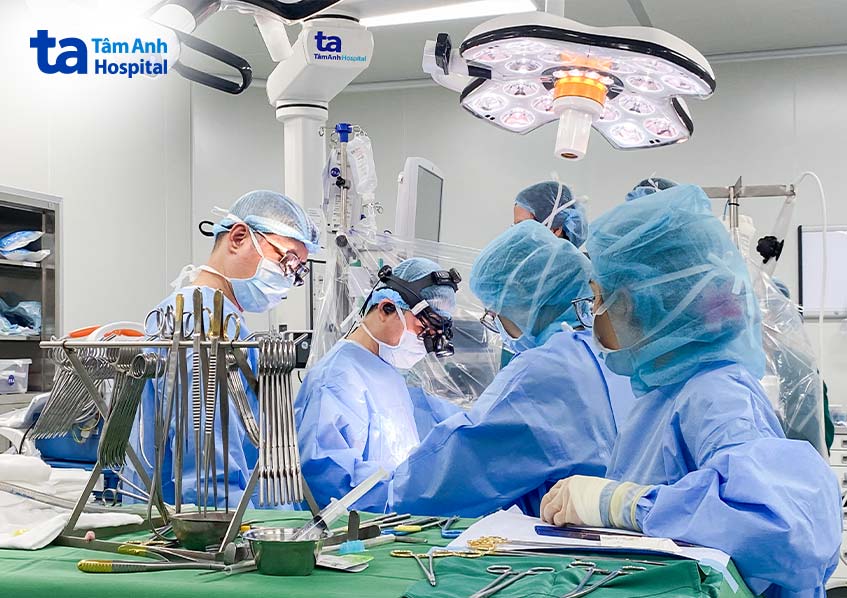TS.BS Nguyễn Anh Dũng, Trưởng khoa Ngoại Tim mạch - Lồng ngực, Trung tâm Tim mạch, BVĐK Tâm Anh TP.HCM, và êkip phẫu thuật cho người bệnh