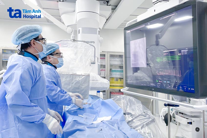 Bác sĩ Phúc (phải) cùng ê kíp can thiệp bít dù thông liên nhĩ cho bệnh nhân