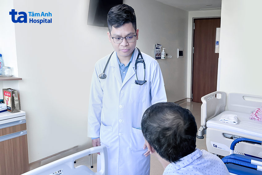 Bác sĩ Danh hướng dẫn bệnh nhân cách ăn uống, sinh hoạt, tuân thủ lịch tái khám sau khi xuất viện