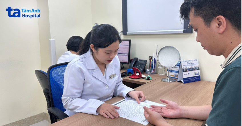 bs trần nguyễn anh thư đang tư vấn cho khách hàng