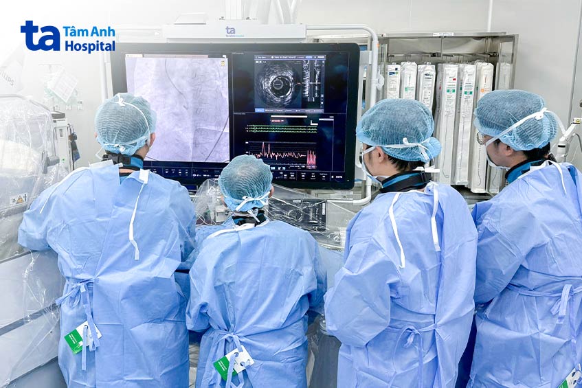 Các bác sĩ can thiệp đặt stent cấp cứu cho bệnh nhân