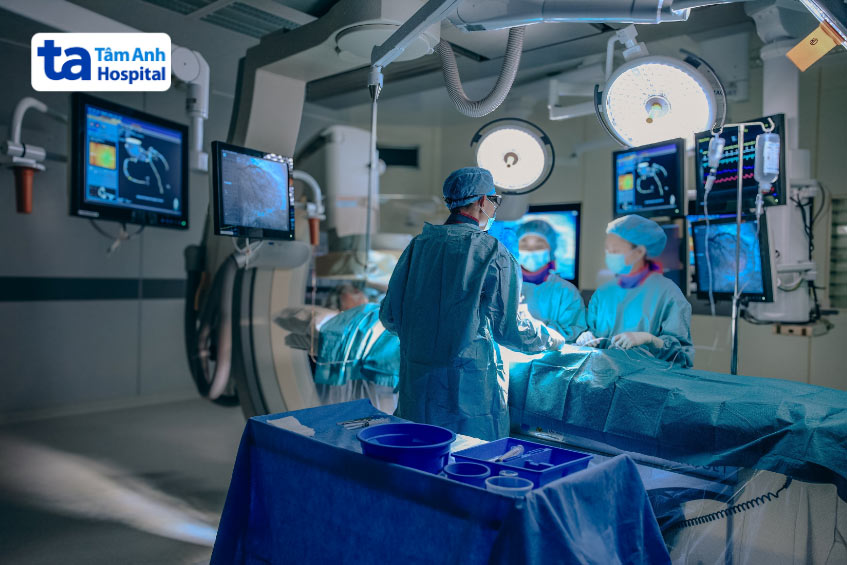 Các bác sĩ thực hiện can thiệp nội mạch cho bệnh nhân