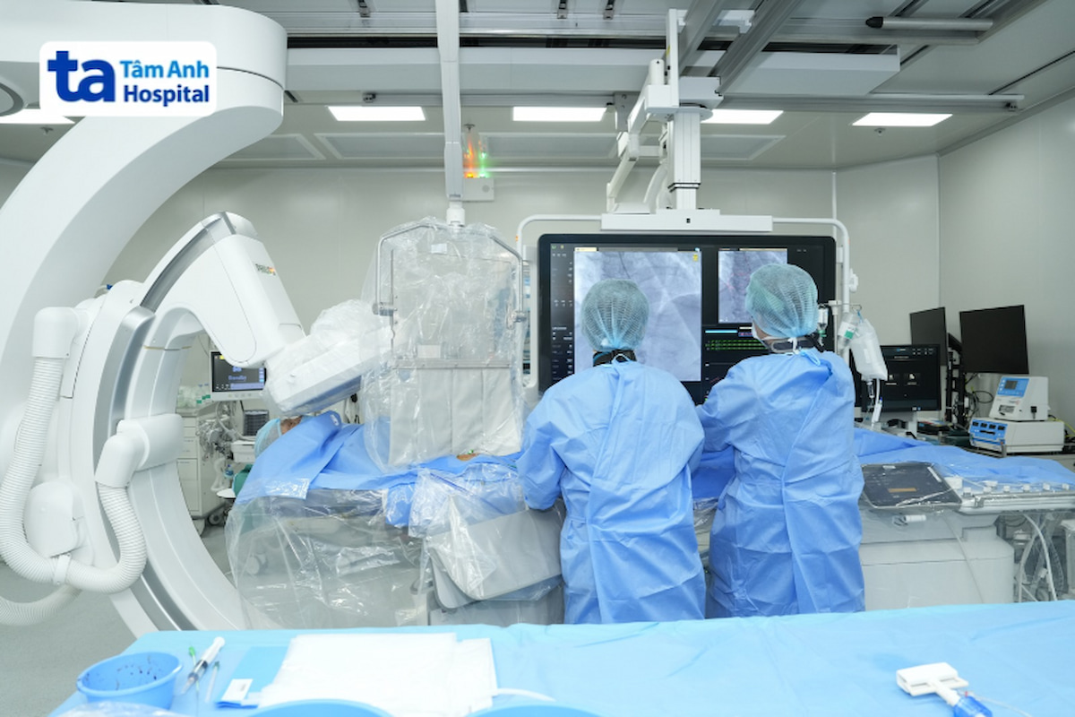 Các bác sĩ tại BVĐK Tâm Anh đặt stent cho bệnh nhân bị tắc hẹp mạch vành