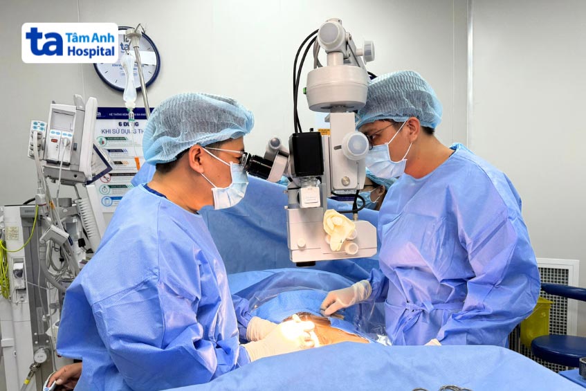 Các bác sĩ tại BVĐK Tâm Anh thực hiện mổ micro-tese cho bệnh nhân