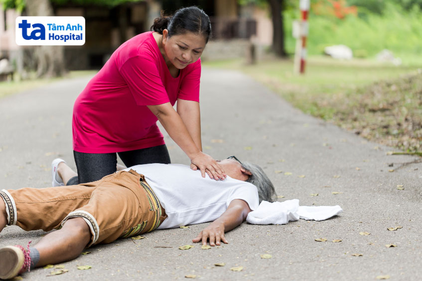 Cần thực hiện hồi sức tim phổi ngay khi phát hiện một người bị ngừng tim