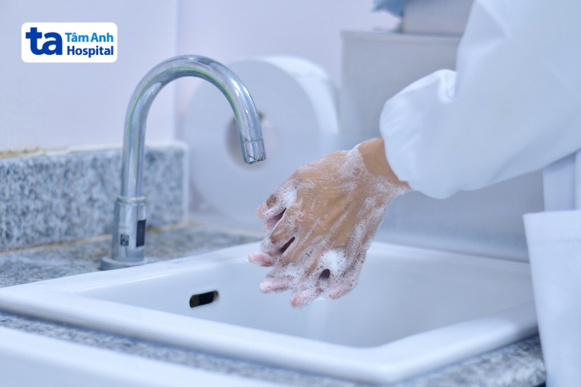 Cần vệ sinh tay trước và sau khi tiếp xúc với người bệnh