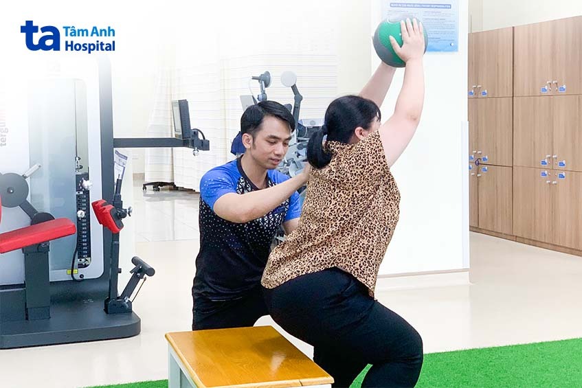 Chị Thanh được chuyên viên Vận động Thể chất hướng dẫn