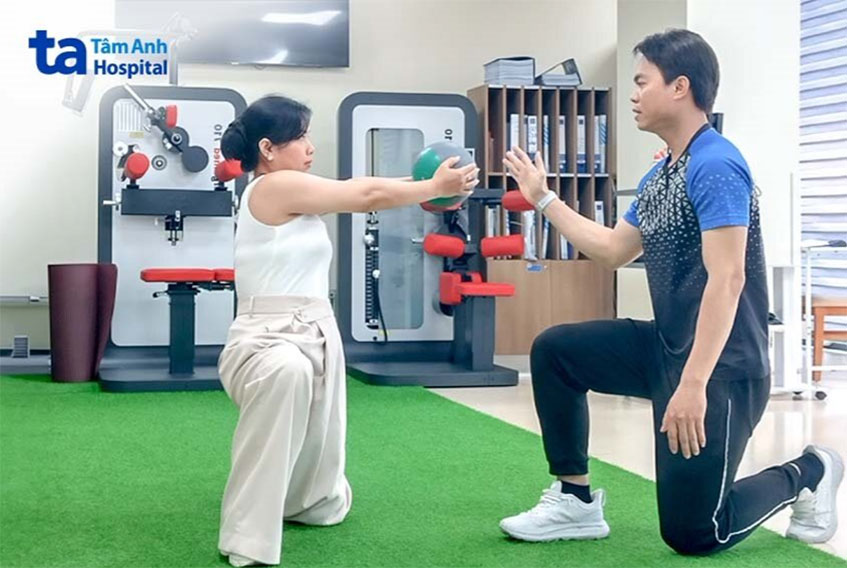 Chị Thảo đang được chuyên viên Vận động Thể chất hướng dẫn các bài tập giảm cân đơn giản tại nhà