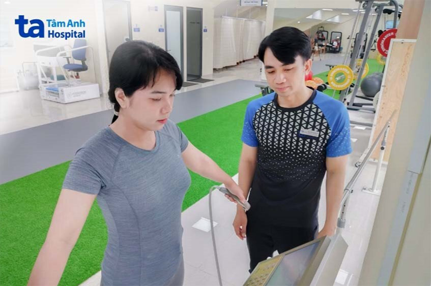 Chị Thảo đang được đo Inbody công nghệ mới để phân tích chuyên sâu các thành phần trong cơ thể từ mỡ nội tạng, khối cơ, protein, chất khoáng, tỷ lệ nước ngoại bào… sau 3 tháng giảm cân