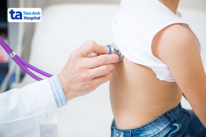 Cho trẻ thăm khám sức khỏe định kỳ