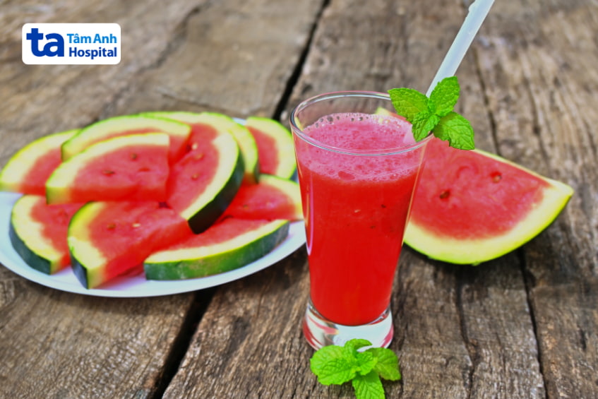 Đau đầu có thể uống thêm gì ngoài nước chanh? Nước ép dưa hấu