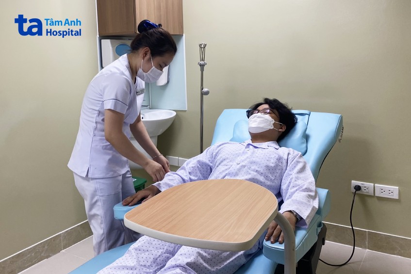 điều dưỡng chăm sóc bệnh nhân tại khoa ung bướu