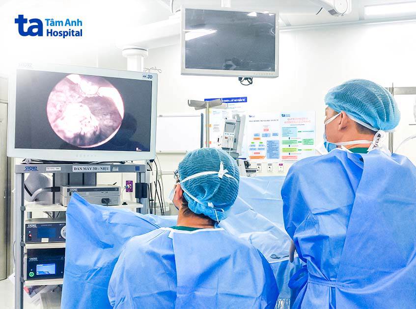 ê kíp bác sĩ đang thực hiện ca phẫu thuật