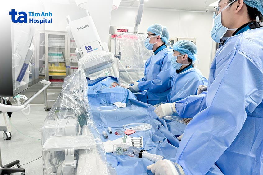 Ê kíp can thiệp nong thân chung mạch vành trái cho bệnh nhân