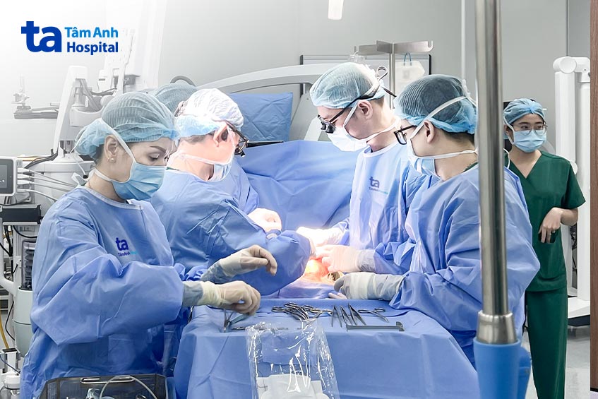 Ê kíp tiến hành phẫu thuật bóc nội mạc động mạch cảnh cho bệnh nhân