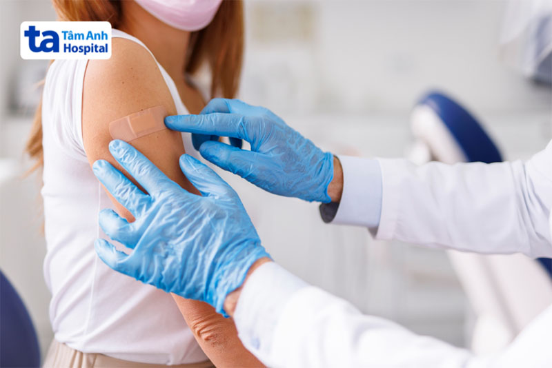 Chỉ nên gỡ băng dán urgo sau khoảng 24 giờ