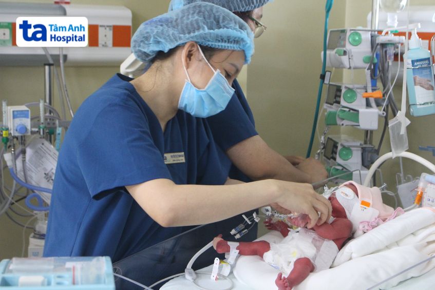 Hình ảnh về trẻ sinh non 28 tuần được chăm sóc đặt biệt
