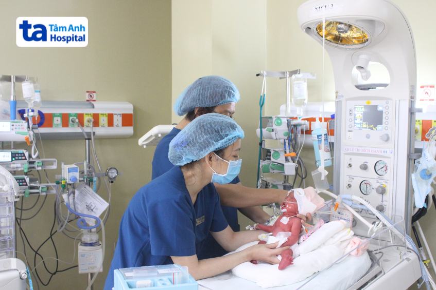 Hình ảnh về trẻ sinh non 28 tuần được y tá chăm sóc