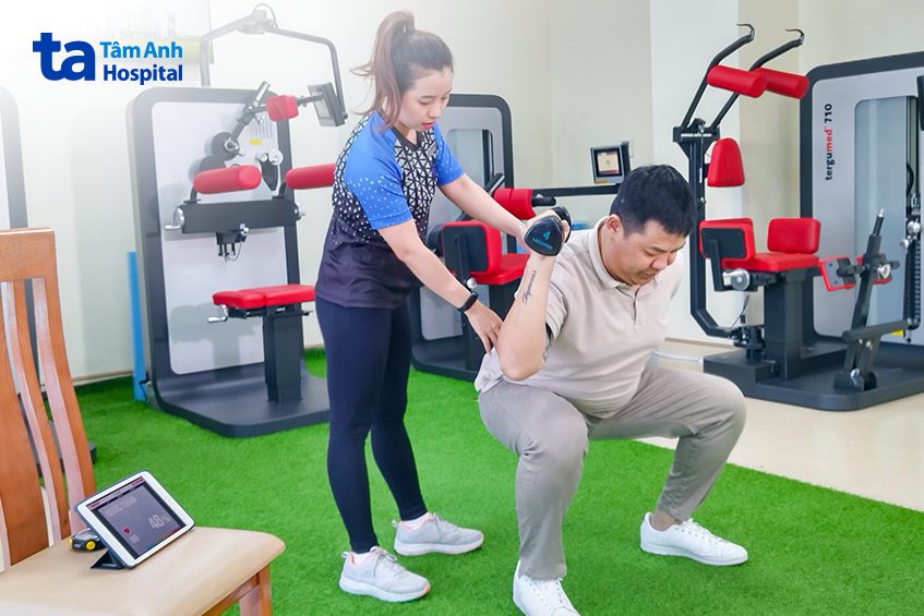 hlv giúp cựu vận động viên bơi lội giảm cân