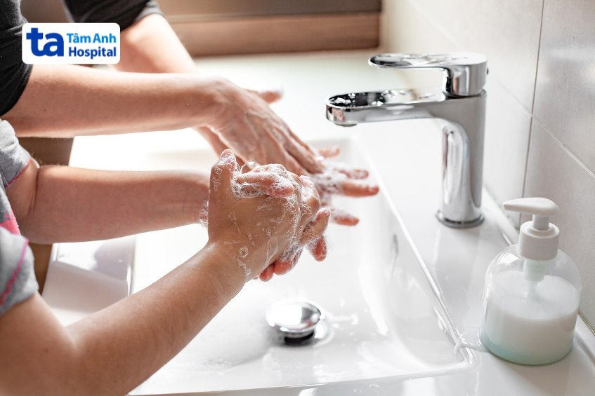 Hướng dẫn trẻ rửa tay đúng cách với xà phòng
