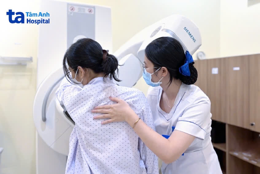 Khách hàng đang khám vú tại Bệnh viện Đa khoa Tâm Anh TP.HCM.