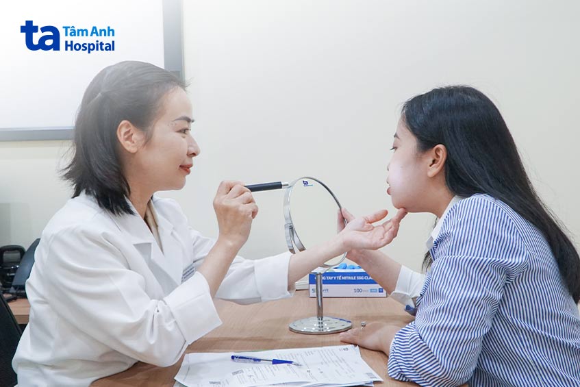khám da cho một khách hàng