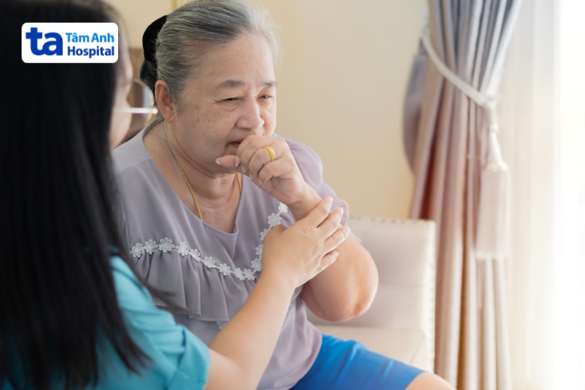 Khi chăm sóc người cao tuổi bị viêm phổi