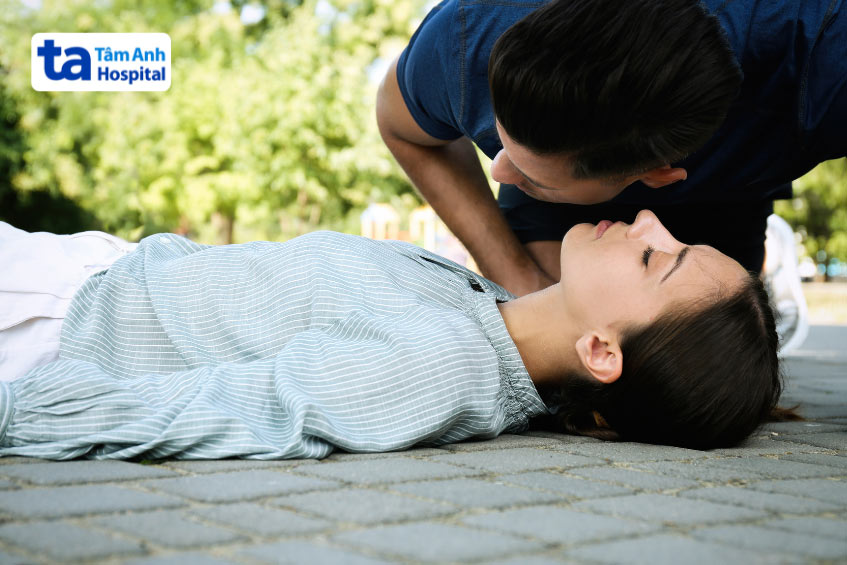 Kiểm tra dấu hiệu hô hấp của bệnh nhân có biểu hiện đột tử do tim