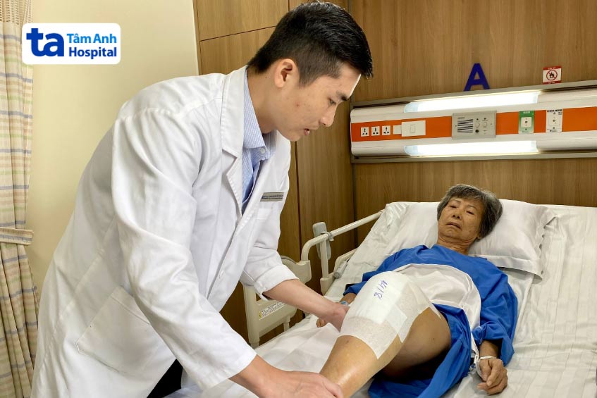 kiểm tra tình trạng khớp gối người bệnh trước khi xuất viện