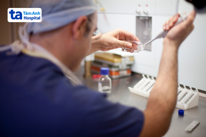 Mẫu thu từ phương pháp PESA được đưa tới phòng xét nghiệm để tiến hành thụ tinh trong ống nghiệm