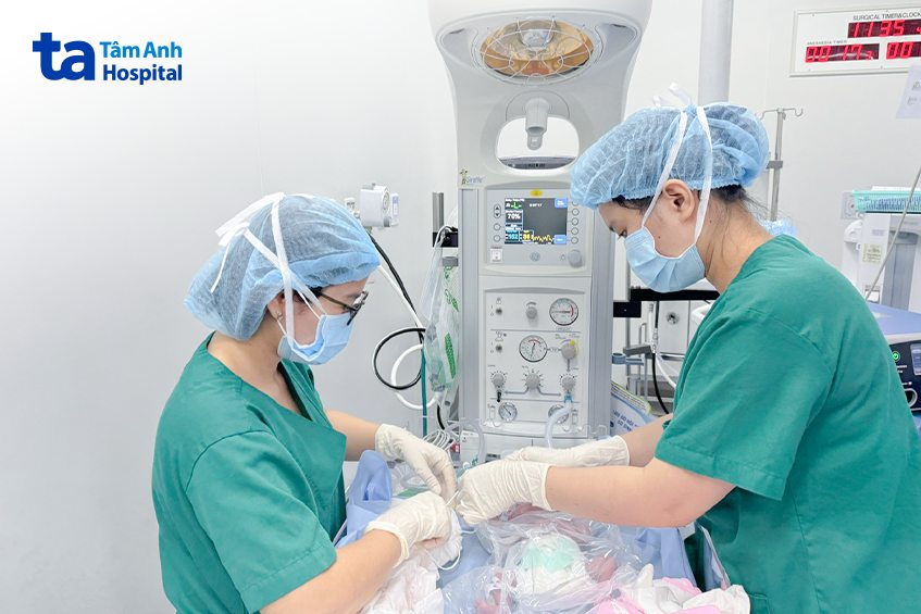 Một trường hợp bé phải chào đời sớm do chậm tăng trưởng nặng