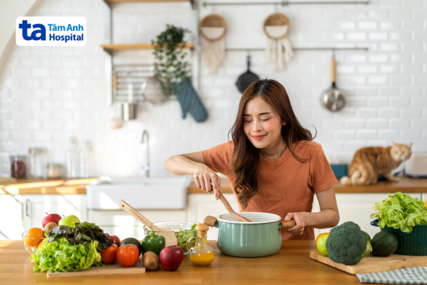 Nên kiểm soát tốt lượng muối trong khi chế biến món ăn