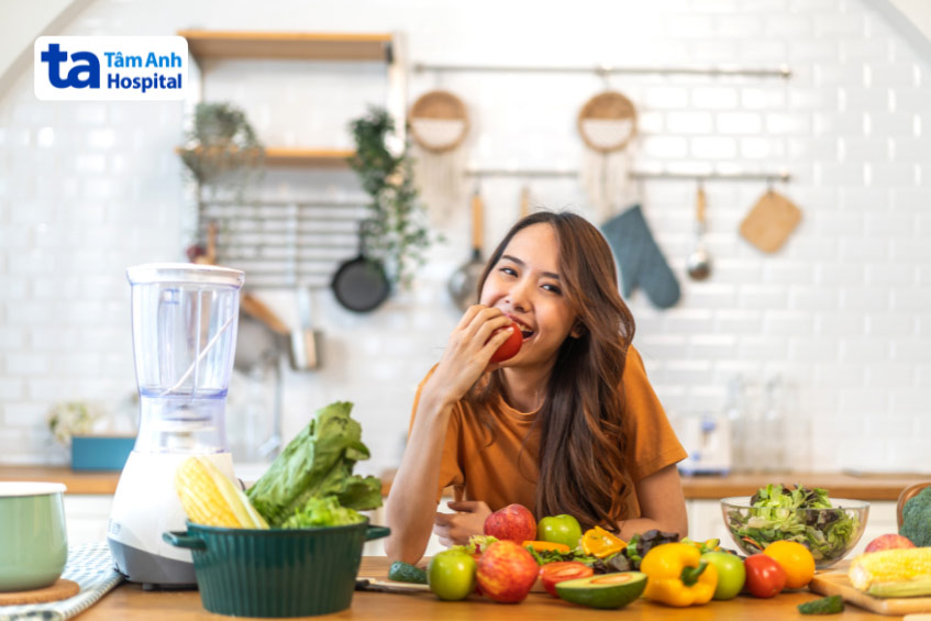 Chị em nên ưu tiên các loại thực phẩm trái cây tươi, rau xanh vào thực đơn hàng ngày