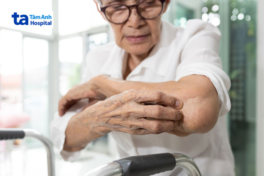 người lớn tuổi có khả năng mắc bệnh cao