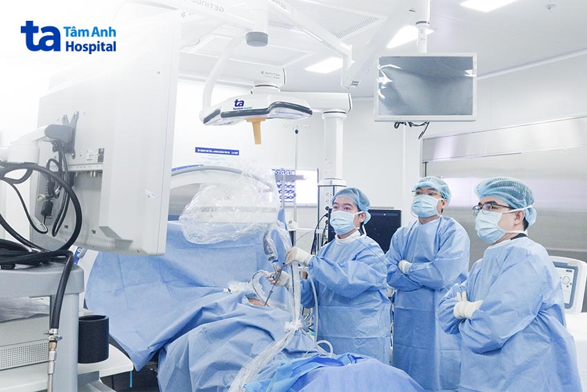 nội soi tán sỏi qua da cho bệnh nhân