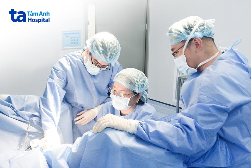 phẫu thuật đặt lưới nâng niệu đạo điều trị són tiểu cho người bệnh