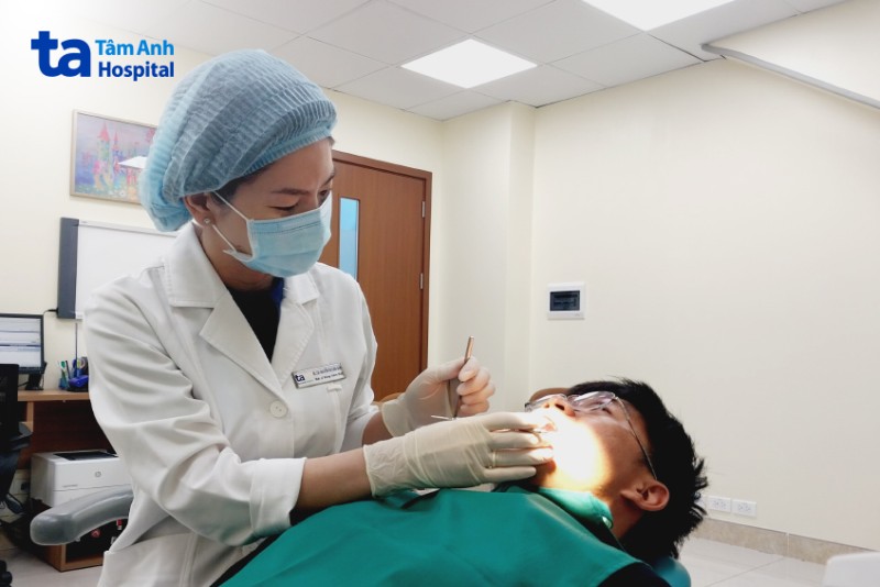 Tẩy trắng răng có đau không, có làm răng yếu đi hay có bị ê buốt không?