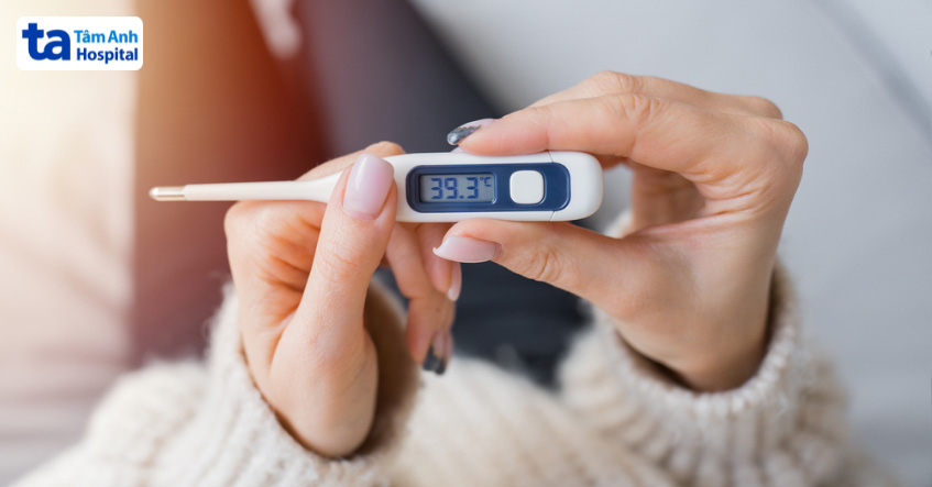 Sốt quá cao và kéo dài có thể là dấu hiệu cảnh báo bất thường sau chuyển phôi