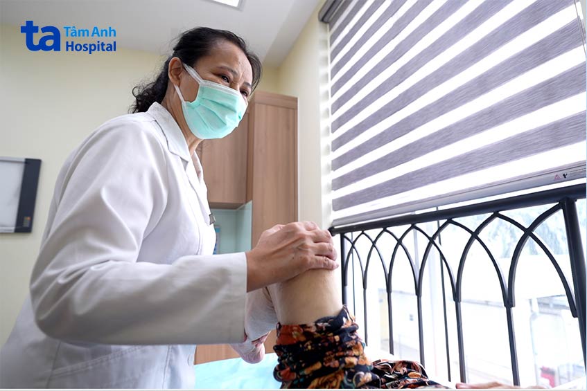 thăm khám cho người bệnh thoái hóa khớp gối