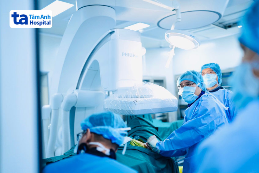 Thủ thuật đặt stent giúp tái thông đoạn động mạch bị tắc nghẽn